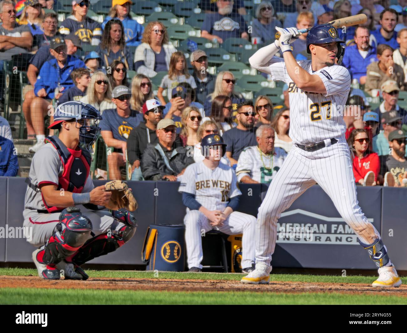 Milwaukee, WI USA; lo shortstop dei Milwaukee Brewers Willy Adames (27) si prepara a colpire durante una partita della MLB contro i Washington Nationals di domenica, settembre Foto Stock