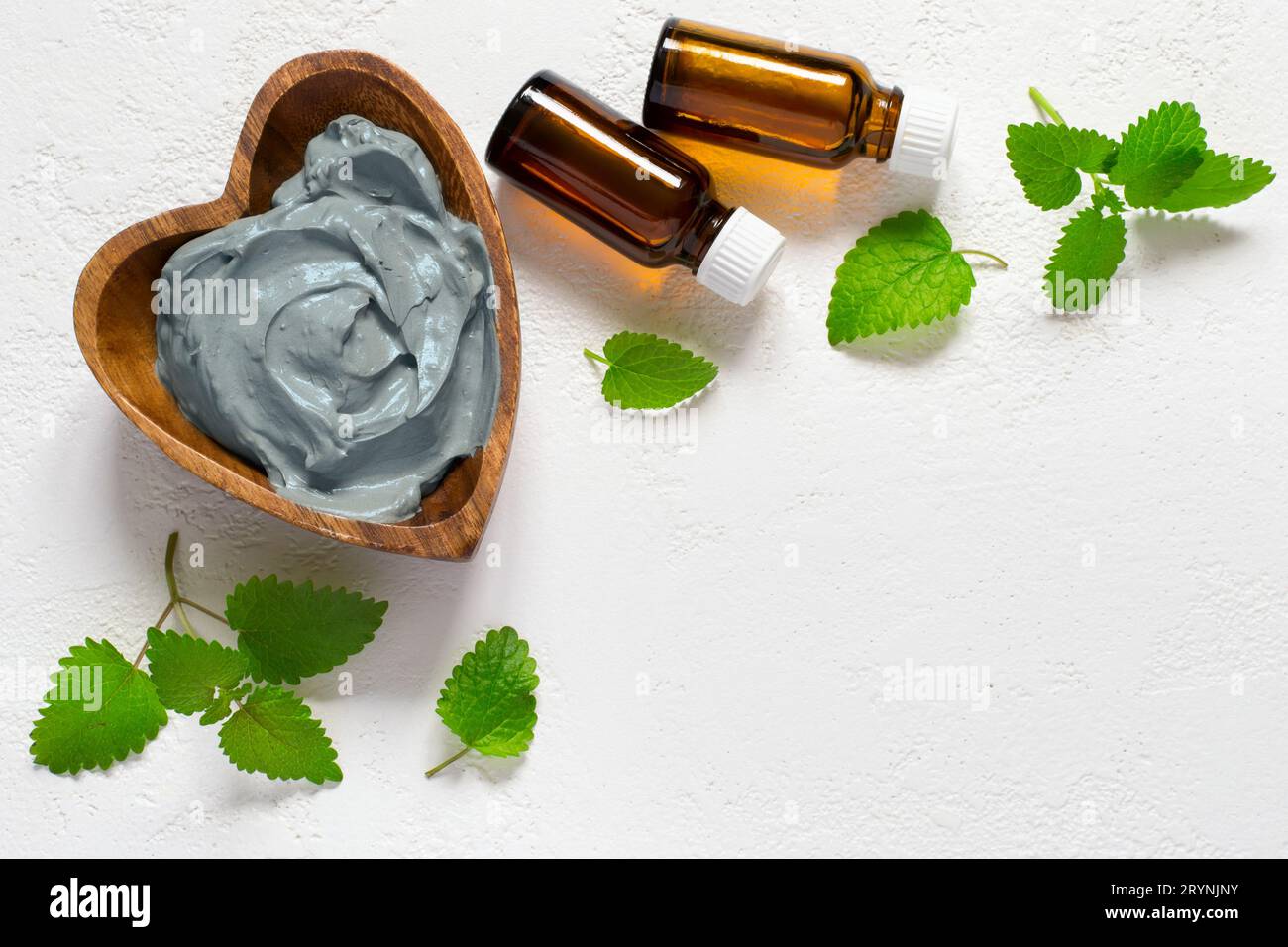 Maschera cosmetica e corpo in argilla blu, foglie di menta Foto Stock