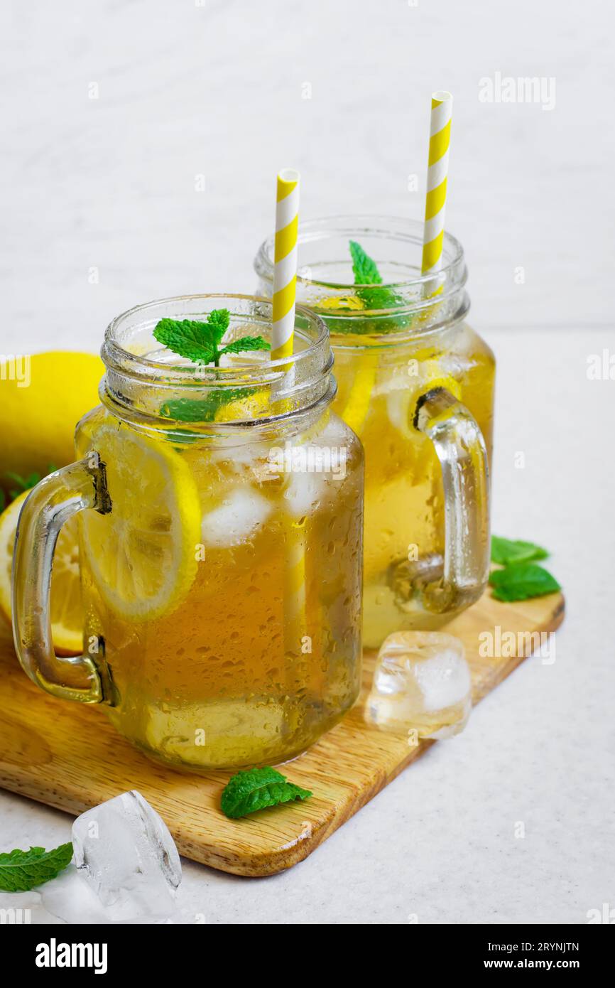 Tè freddo verde con limone e menta in un vaso di vetro. Foto Stock