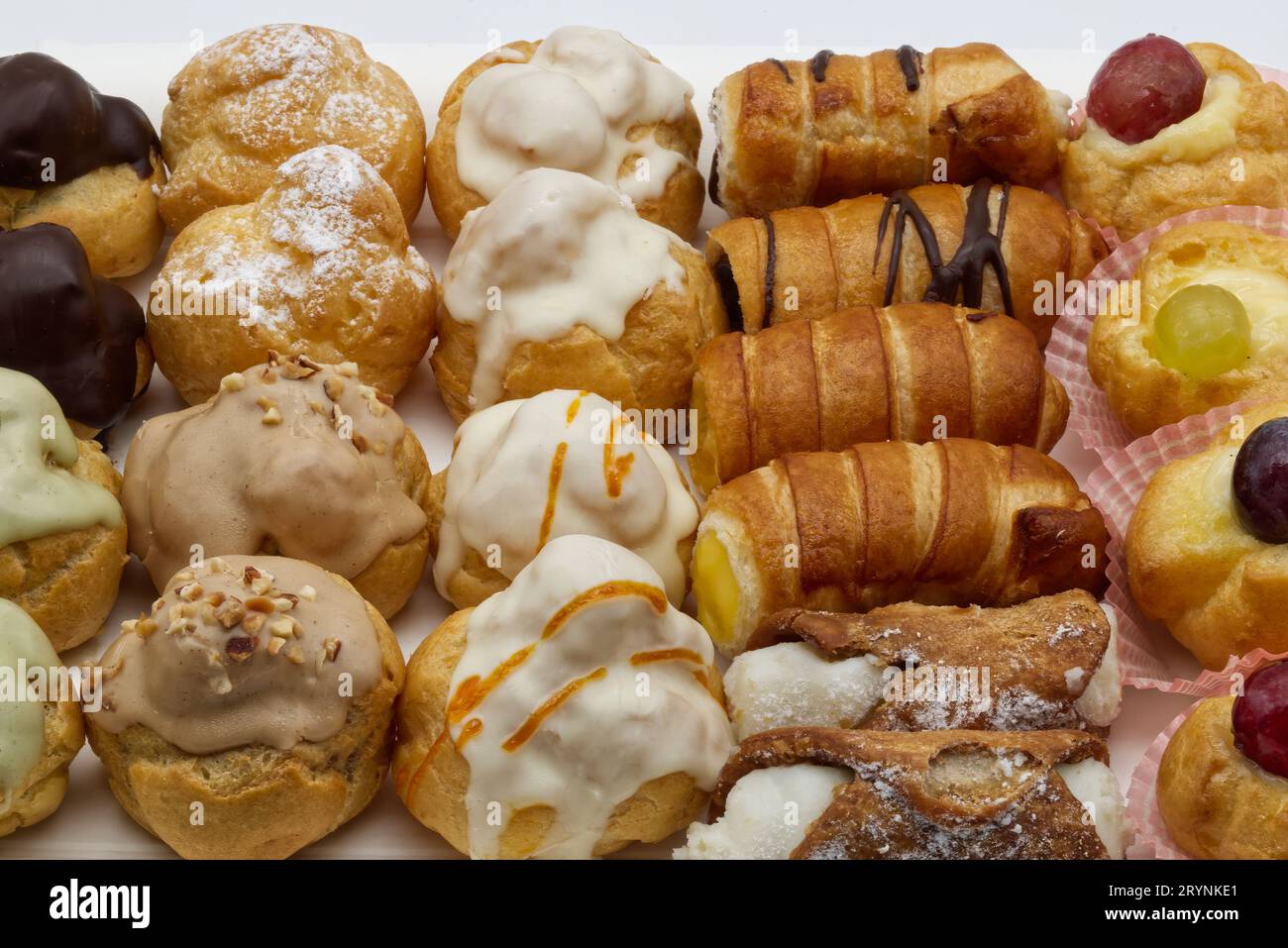 Vassoio di deliziosi pasticcini italiani. Alta pasticceria Mignon in stile italiano. Tipico dessert italiano. Primo piano Foto Stock