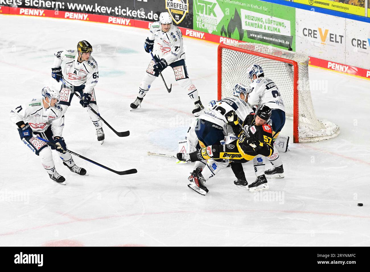 Eishockey - DEL 2: Krefeld Pinguine vs Dresdner Eislöwen m 01.10.2023 in der Yayla-Arena a Krefeld Kein Vorbeikommen für Krefelds Christian Kretschmann (Nr.57) an Dresdens Nicklas Mannes (Nr.72) und Dresdens Johan Porsberger (Nr.88) vor dem Tor von Dresdens Torhüter Pascal Seidel (Nr.73), Adam Bdebendewicild 71) Dresdens Yannick Drews (Nr.53) und Dresdens Arne Uplegger (Nr.77) foto: osnapix Foto Stock