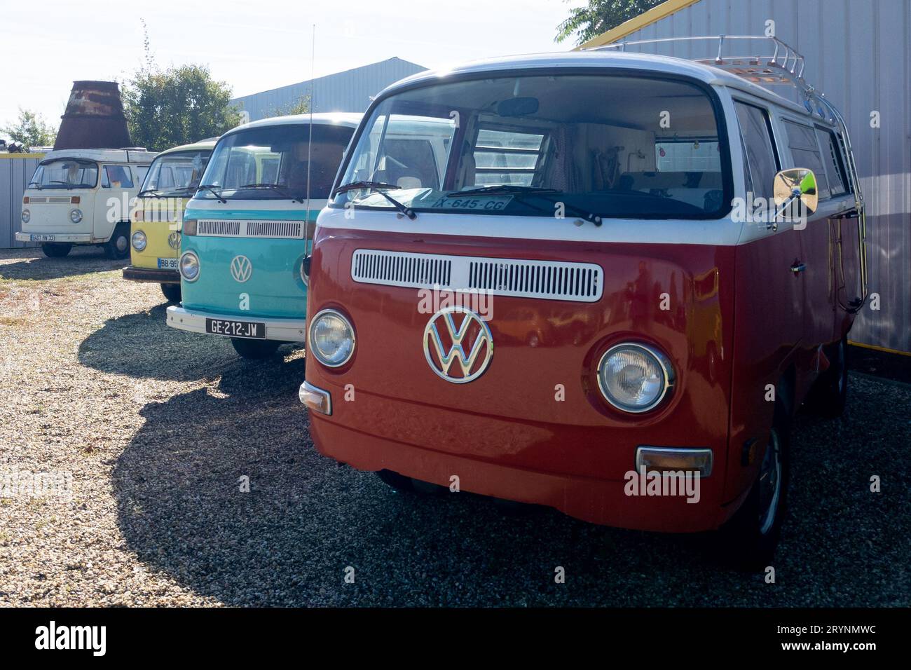 Bordeaux , Francia - 09 28 2023 : Volkswagen Transporter microbus finestrini combinati VW bus split auto d'epoca Foto Stock