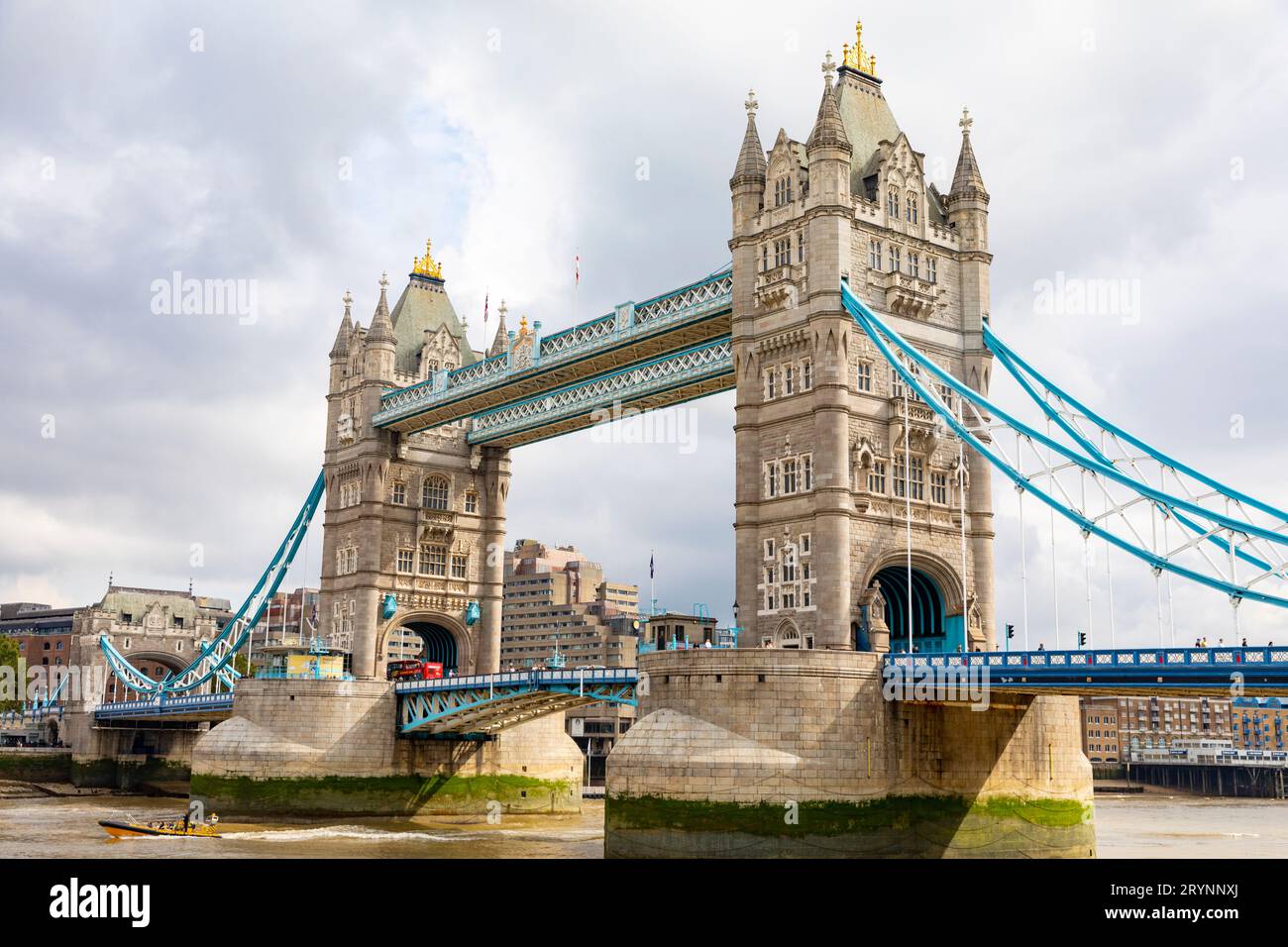 Tower Bridge London, preso il 2023 settembre, famoso monumento storico sul Tamigi, Inghilterra, Regno Unito Foto Stock