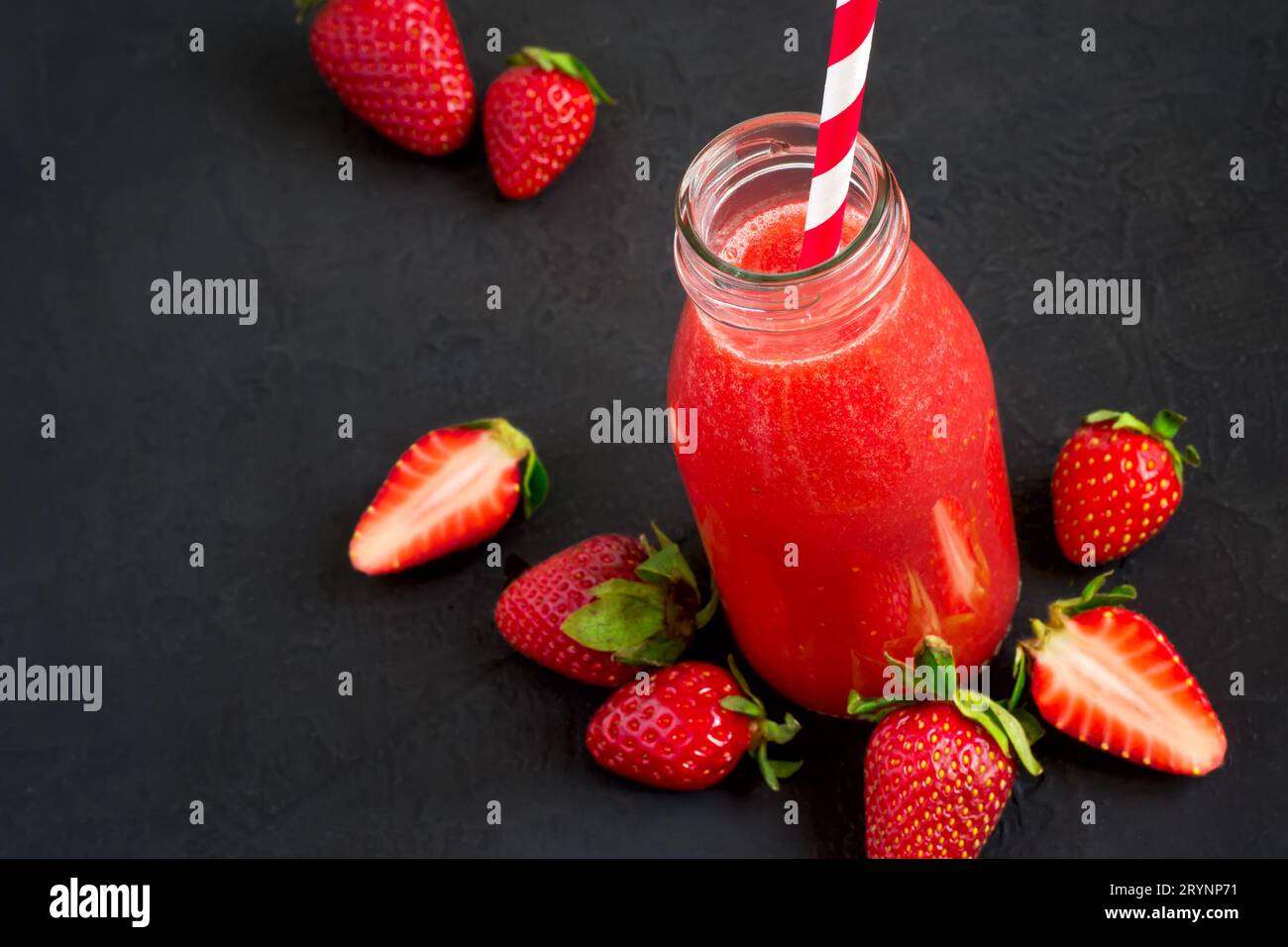 Frullati rossi naturali sani o succo di fragole mature Foto Stock