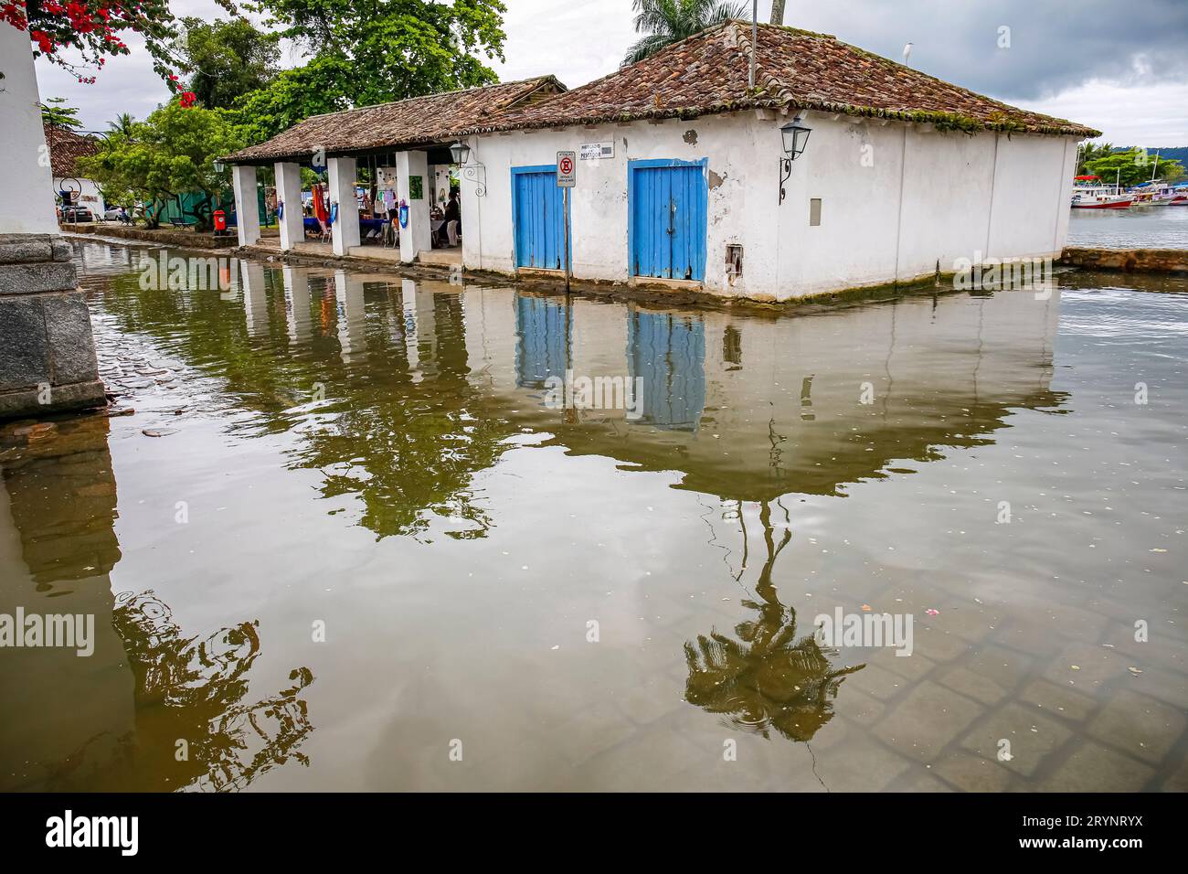 Strada tipica con edifici coloniali sott'acqua durante l'alta marea nella storica città di Paraty, Brasile, Foto Stock