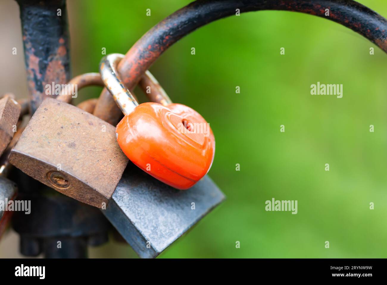 I lucchetti rossi a forma di cuore sul ponte Foto Stock