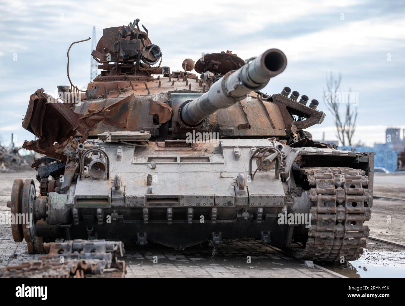 Carro armato militare danneggiato in una strada cittadina in Ucraina Foto Stock