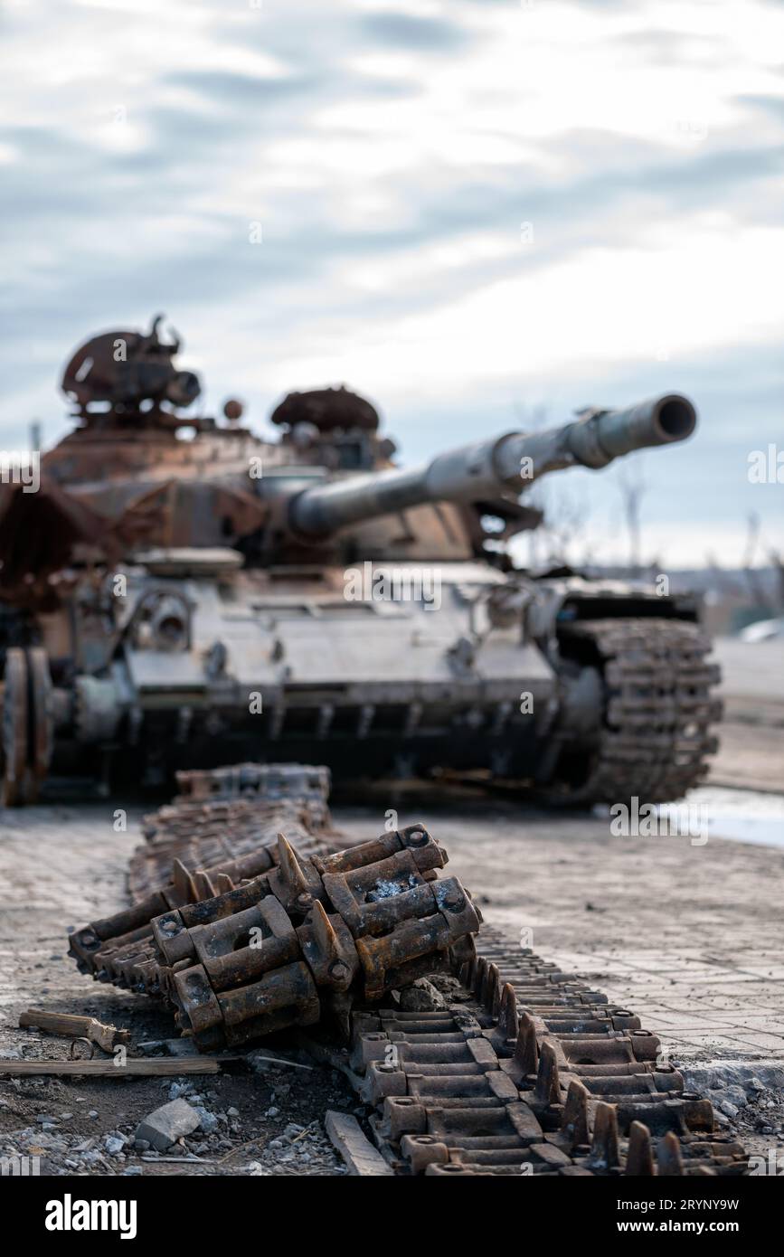 Carro armato militare danneggiato in una strada cittadina in Ucraina Foto Stock