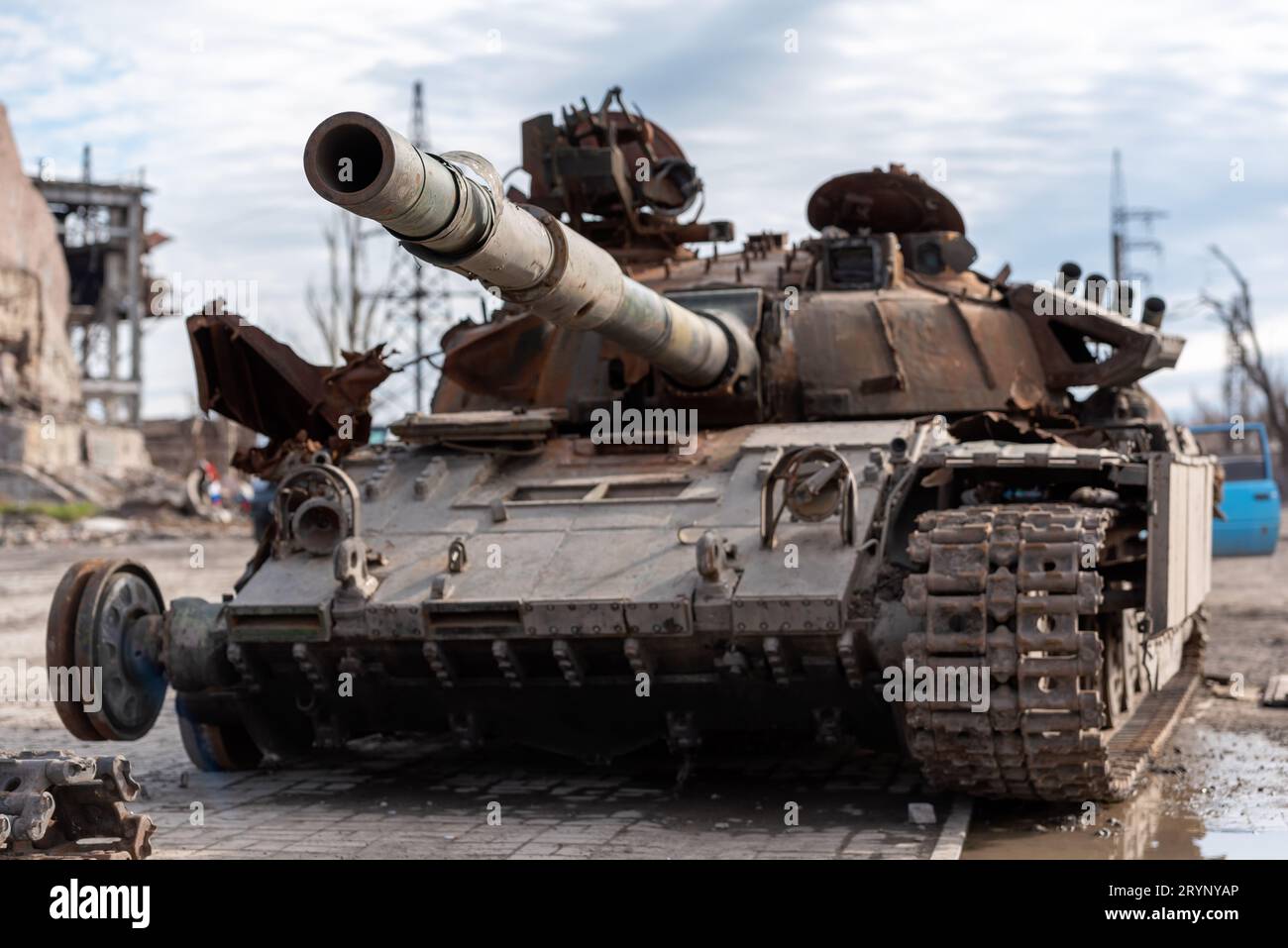 Carro armato militare danneggiato in una strada cittadina in Ucraina Foto Stock