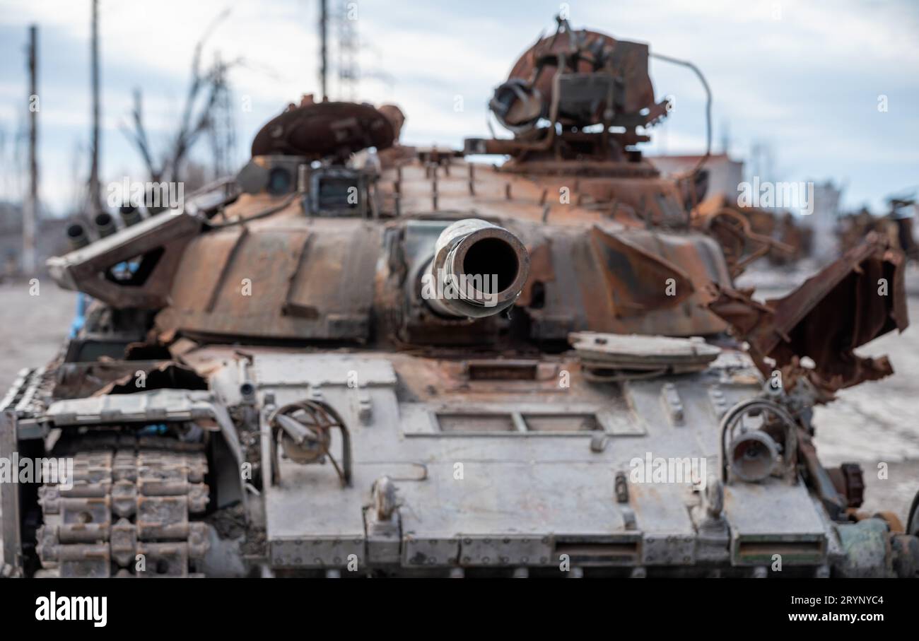 Carro armato militare danneggiato in una strada cittadina in Ucraina Foto Stock