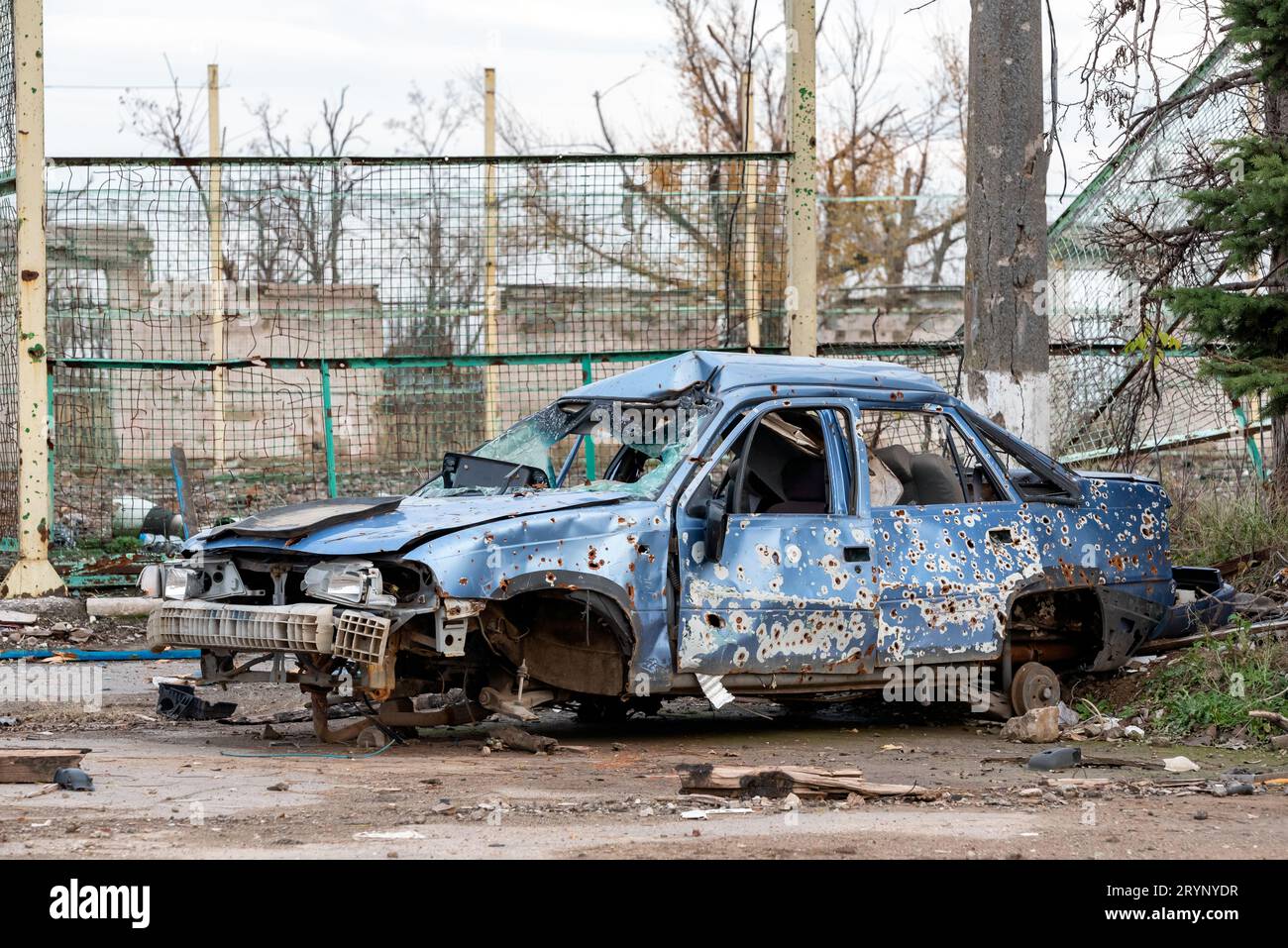 Auto bruciata e edifici distrutti dell'officina dello stabilimento Azovstal di Mariupol Foto Stock