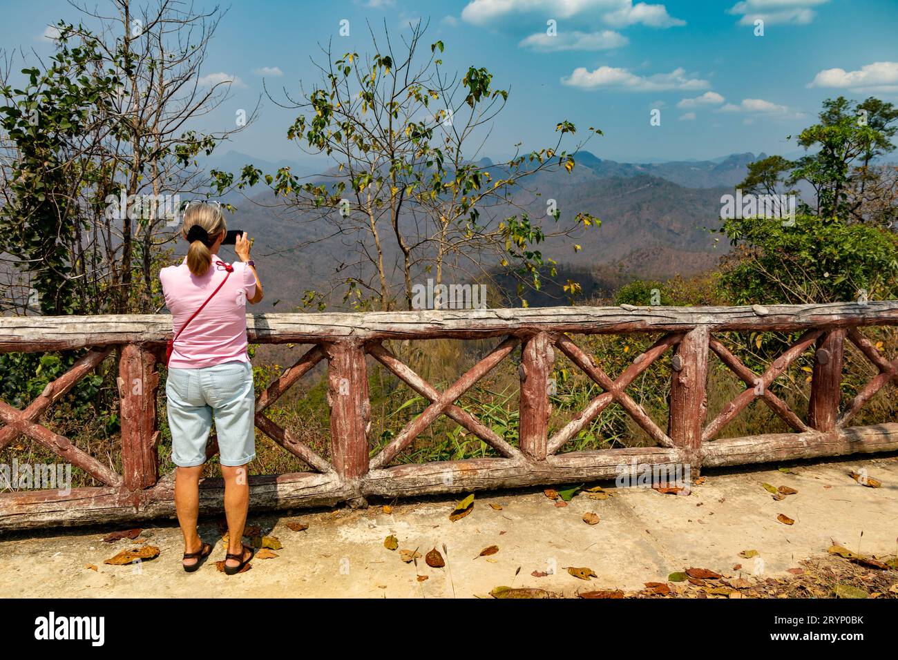 Donna che fotografa le Shan Hills, Mae Hong Son, Thailandia Foto Stock