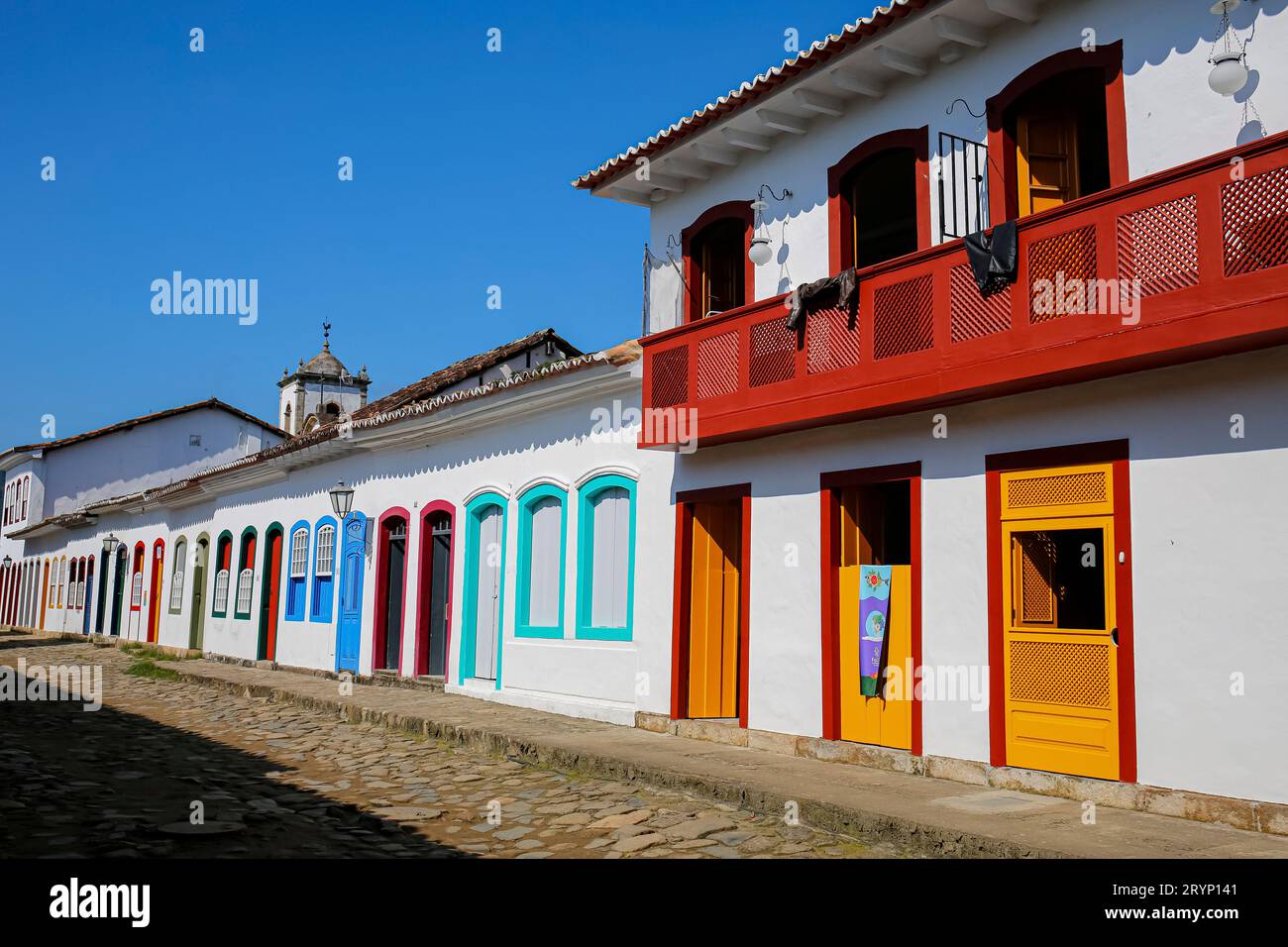 Tipica strada acciottolata con edifici coloniali decorativi e colorati in luce tardo pomeriggio Foto Stock