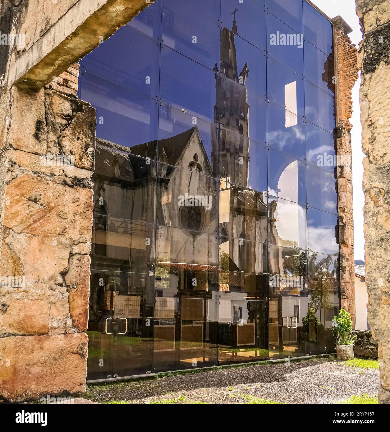 Riflesso specchio della chiesa nella facciata in vetro del museo, Sanctuary CaraÃ §a, Minas Gerais, Brasile Foto Stock