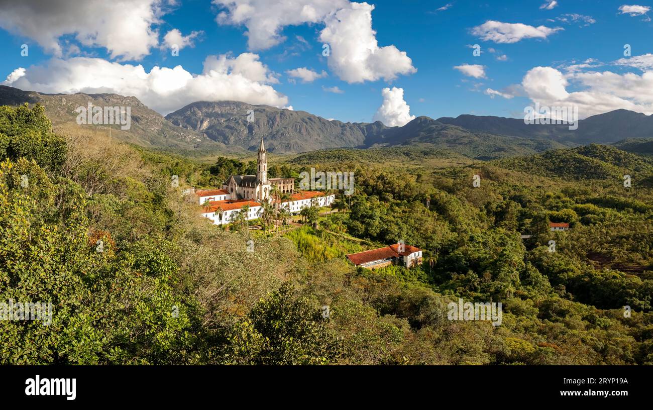 Vista aerea panoramica del Santuario di Caraca con montagne e cielo blu sullo sfondo, Minas Gerais, B. Foto Stock