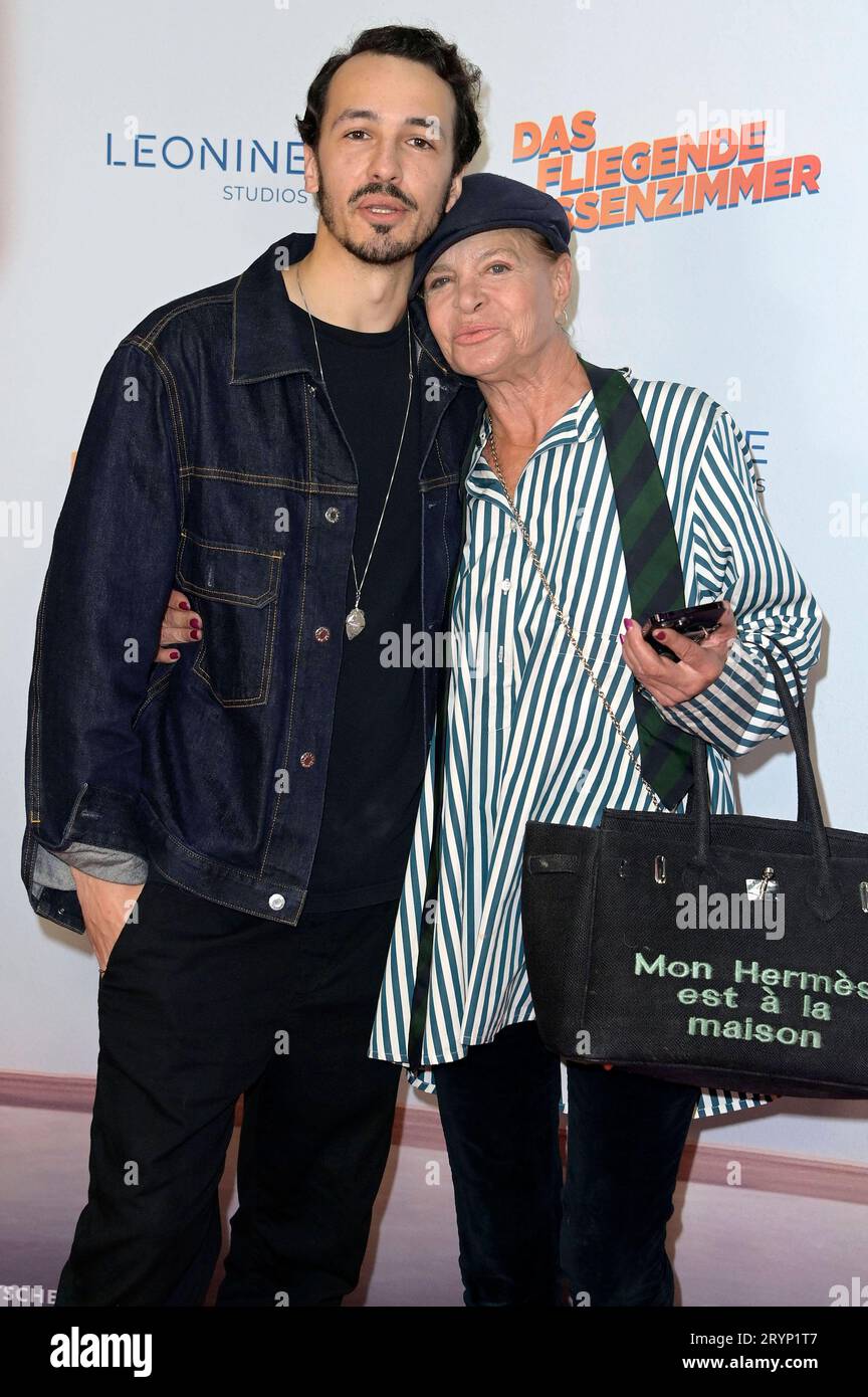 Marvin Herzsprung e Barbara Engel bei der Premiere des Kinofilms Das fliegende Klassenzimmer im Kino in der Kulturbrauerei. Berlino, 01.10.2023 *** Marvin Herzsprung e Barbara Engel alla prima del film Das fliegende Klassenzimmer al cinema della Kulturbrauerei Berlin, 01 10 2023 foto:XF.xKernx/xFuturexImagex klassenzimmer 3905 credito: Imago/Alamy Live News Foto Stock