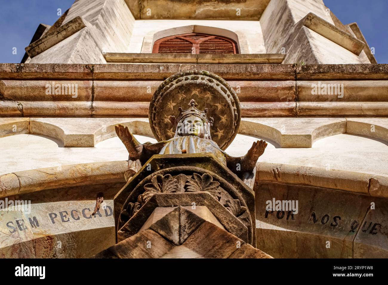 Vista angolare della facciata della chiesa con una scultura, Sanctuary Caraca, Minas Gerais, Brasile Foto Stock