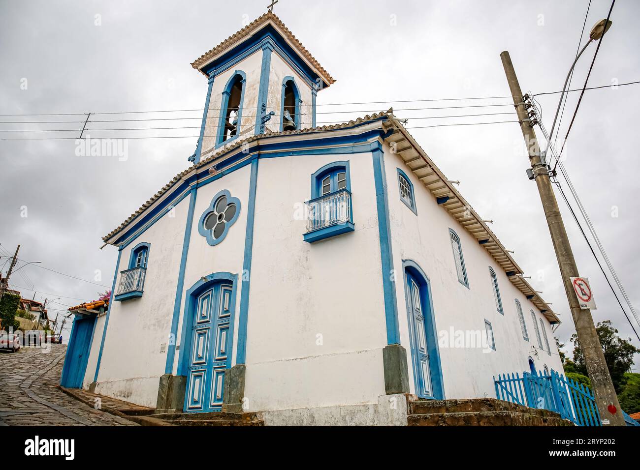 Vista dall'angolo basso di un'antica chiesa coloniale in bianco e blu, Diamantina, Minas Gerais, Brasile Foto Stock