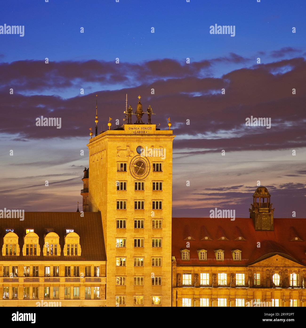 Il grattacielo Kroch in serata, Museo Egizio dell'Università di Lipsia, Sassonia, Germania Europa Foto Stock