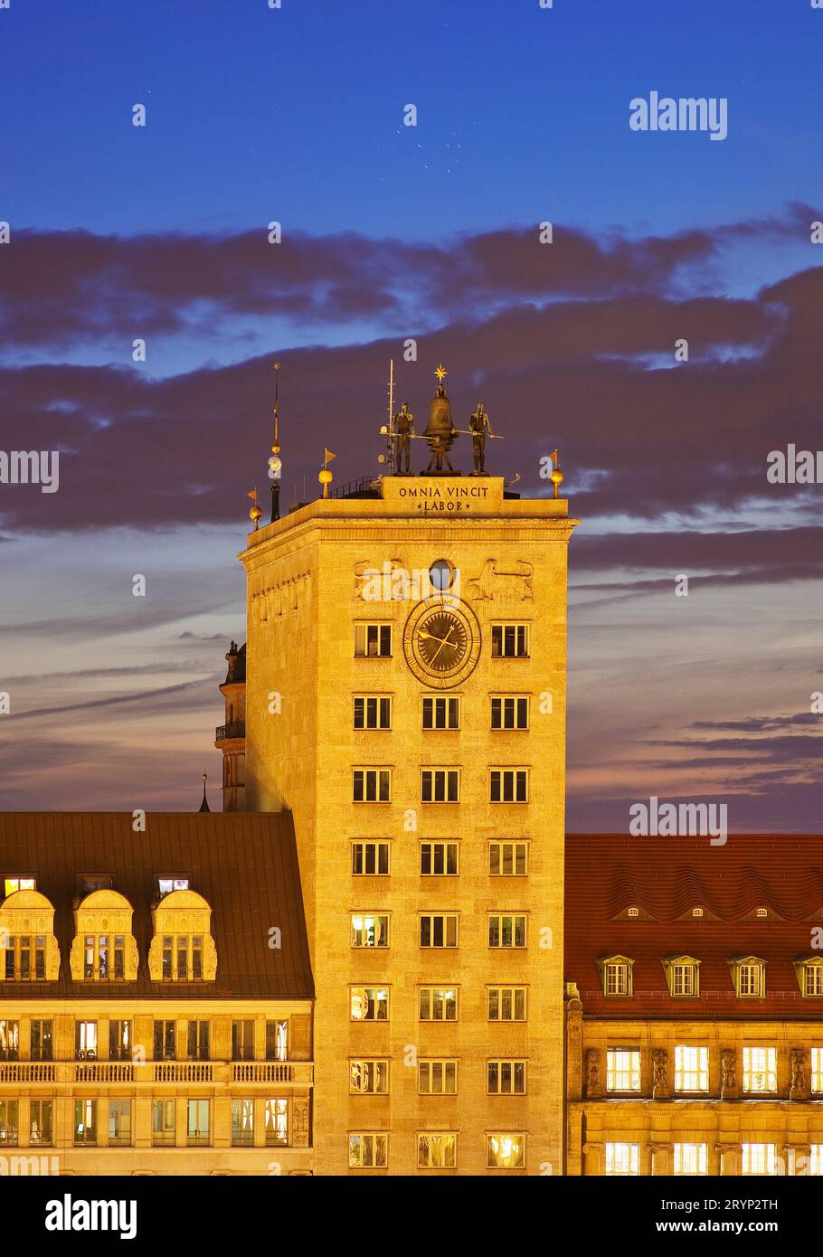 Il grattacielo Kroch in serata, Museo Egizio dell'Università di Lipsia, Sassonia, Germania Europa Foto Stock