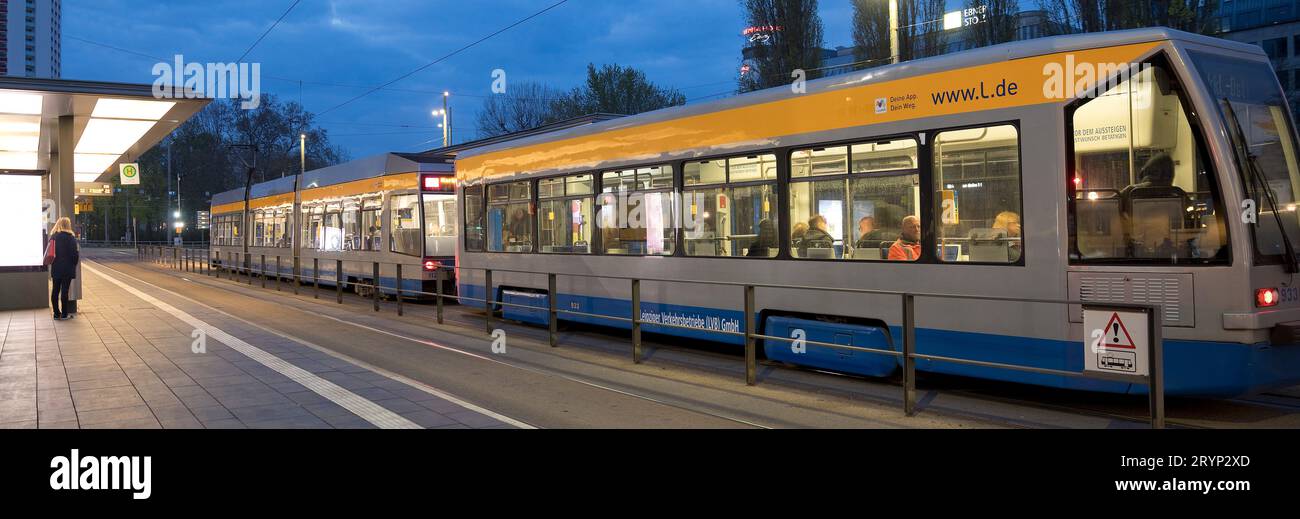 Tram la mattina presto alla stazione centrale, Lipsia, Sassonia, Germania, Europa Foto Stock