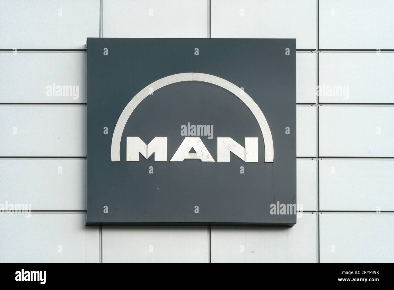 Logo MAN se sulla parete di un concessionario di auto a Lahti, Finlandia. 30 luglio 2023. Foto Stock