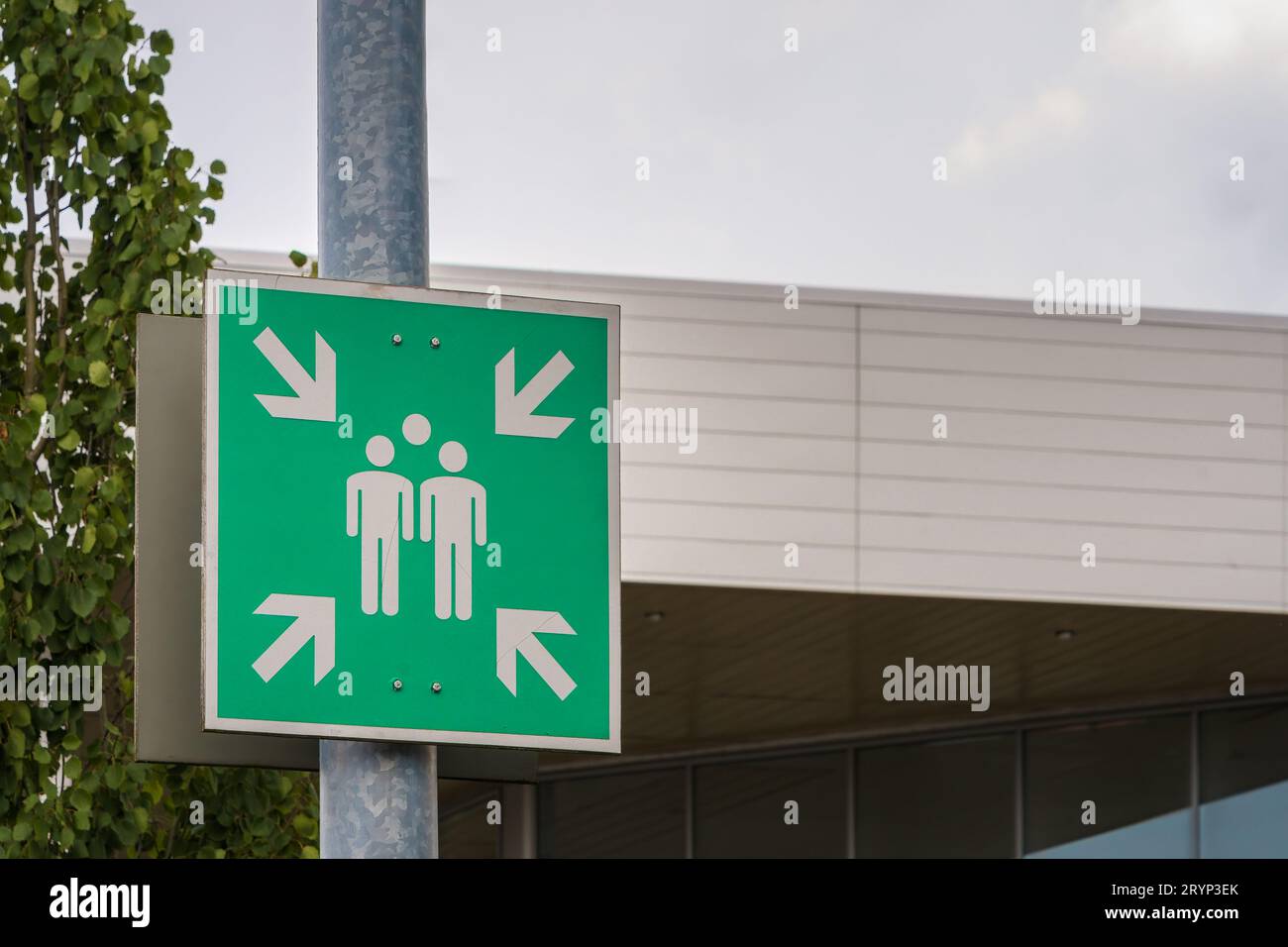 Cartello verde per il punto di assemblaggio all'esterno dell'edificio in Finlandia. Foto Stock