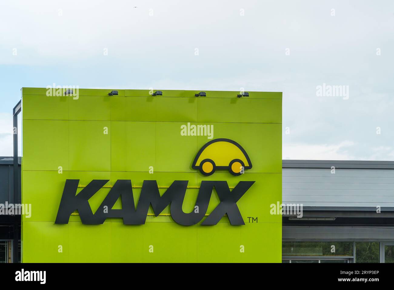 Cartello Kamux, concessionario finlandese di auto usate. Lahti, Finlandia. 30 luglio 2023. Foto Stock