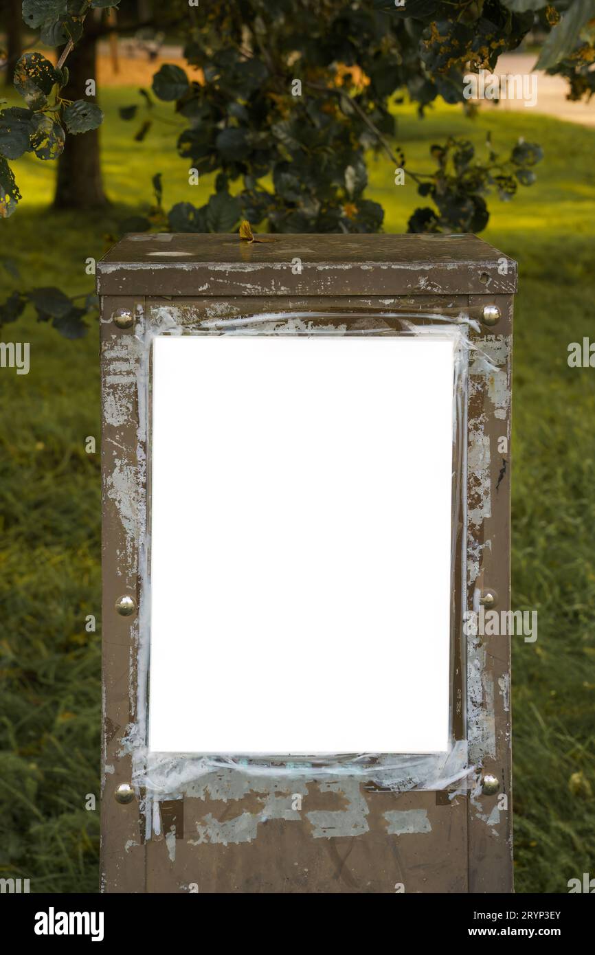 Modello di poster bianco sulla vecchia scatola elettrica marrone in un parco Foto Stock