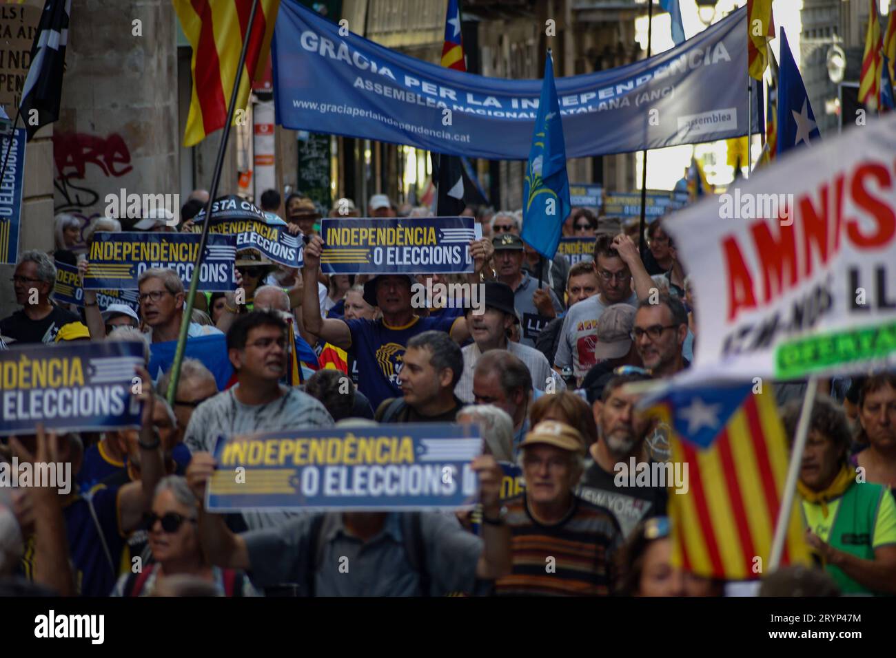 Barcellona/Spagna/la votazione è stata brutalmente soppressa dalle forze di sicurezza spagnole oggi, sei anni dopo che il popolo catalano ha organizzato unilateralmente un referendum per votare a favore dell'indipendenza del proprio territorio. Il voto è stato duramente represso dalle forze di sicurezza spagnole, un triste evento che i catalani ricordano oggi con dolore. Queste sono alcune immagini delle manifestazioni di oggi in occasione del sesto anniversario del referendum. The Barcelona Strip Spain Copyright: XAhmedxadnanx  P9Y0662 Credit: Imago/Alamy Live News Foto Stock