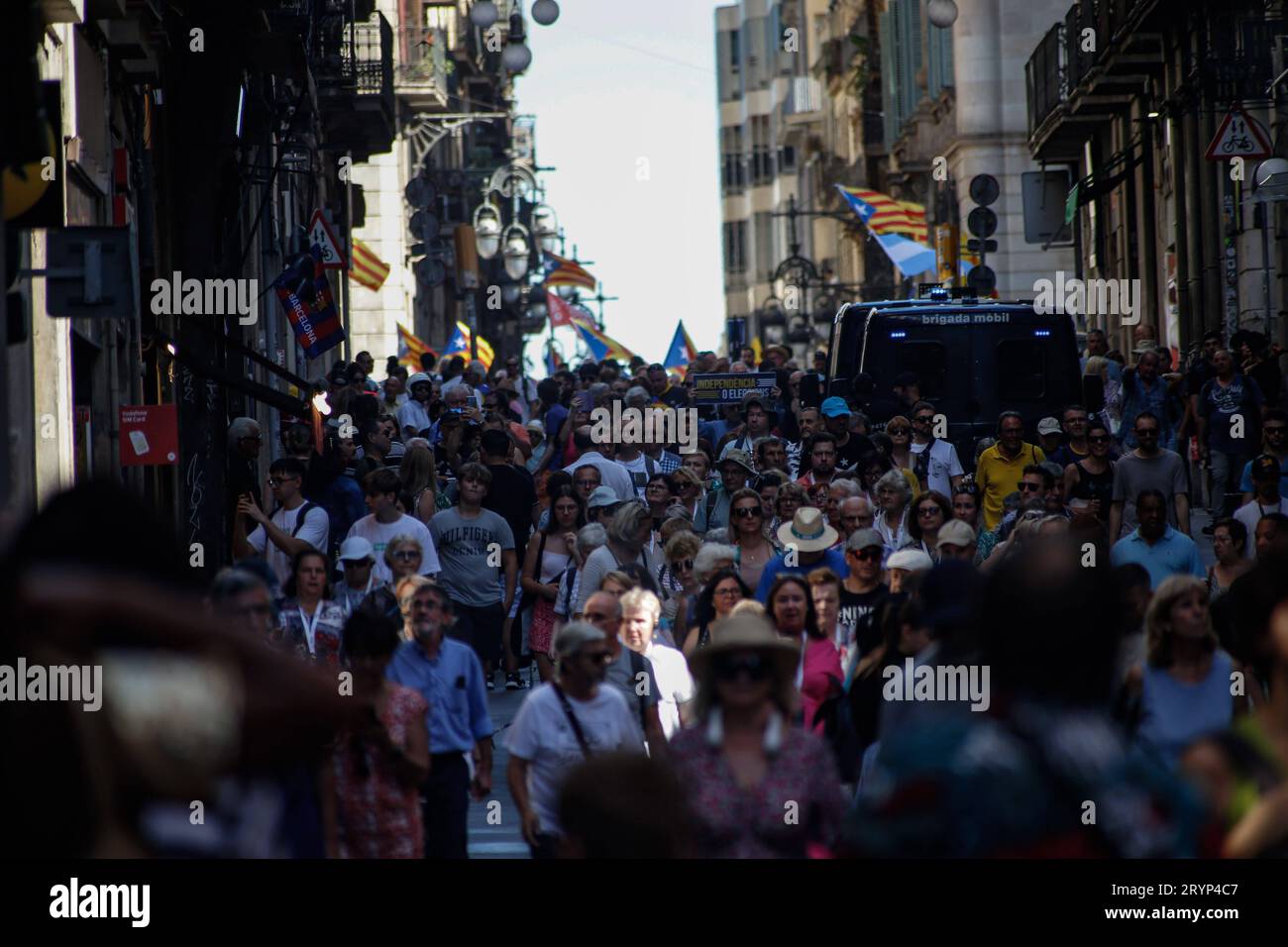 Barcellona/Spagna/la votazione è stata brutalmente soppressa dalle forze di sicurezza spagnole oggi, sei anni dopo che il popolo catalano ha organizzato unilateralmente un referendum per votare a favore dell'indipendenza del proprio territorio. Il voto è stato duramente represso dalle forze di sicurezza spagnole, un triste evento che i catalani ricordano oggi con dolore. Queste sono alcune immagini delle manifestazioni di oggi in occasione del sesto anniversario del referendum. The Barcelona Strip Spain Copyright: XAhmedxadnanx  P9Y0832 Credit: Imago/Alamy Live News Foto Stock