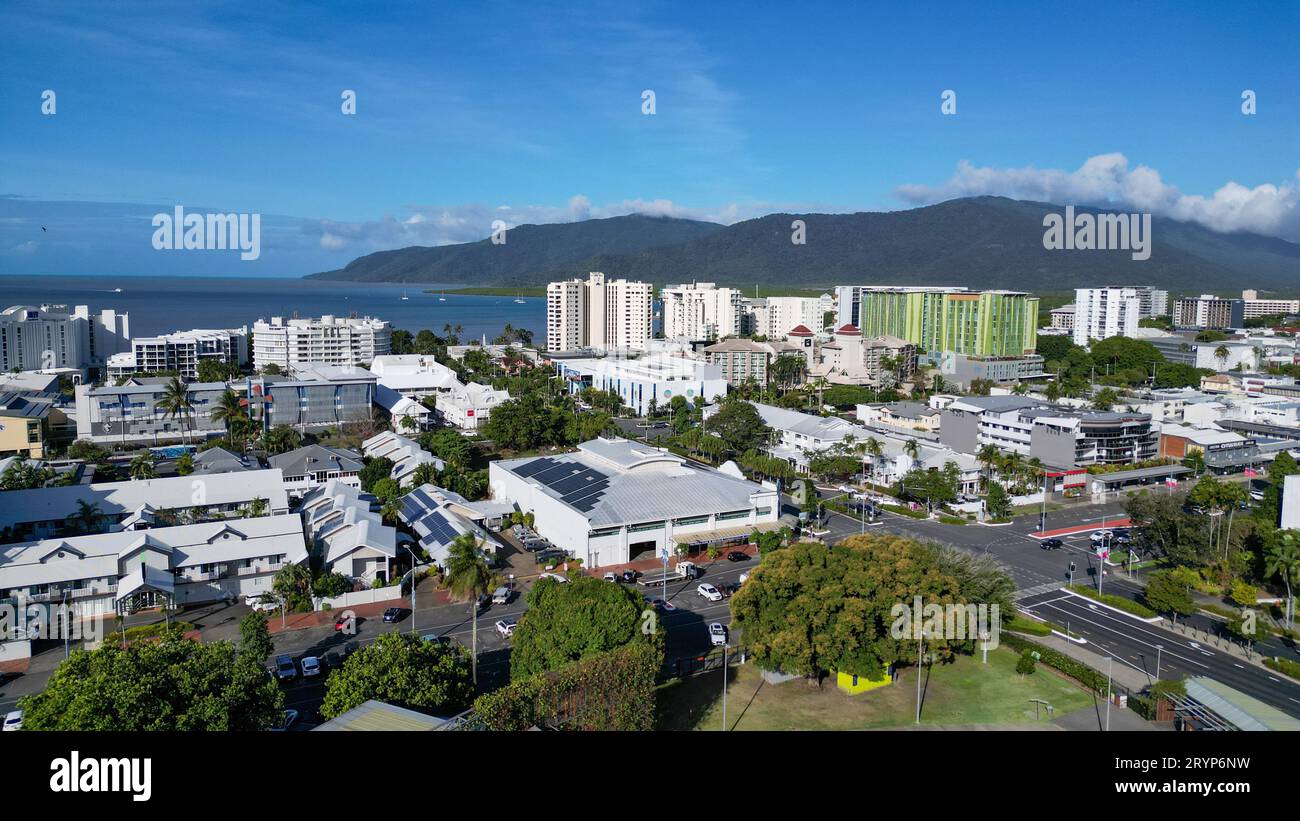 Vista aerea del CBD di Cairns con uno sfondo naturale nel Martin Munro Park Queensland Foto Stock