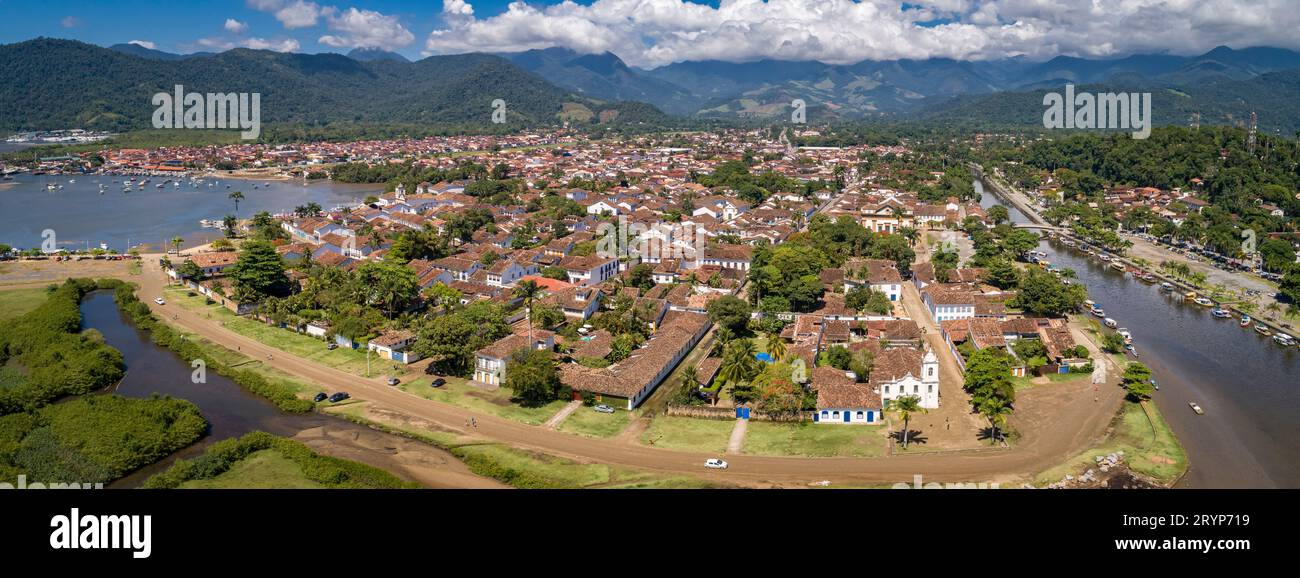 Vista aerea panoramica della città storica Paraty con montagne verdi sullo sfondo in una giornata di sole, Braz Foto Stock