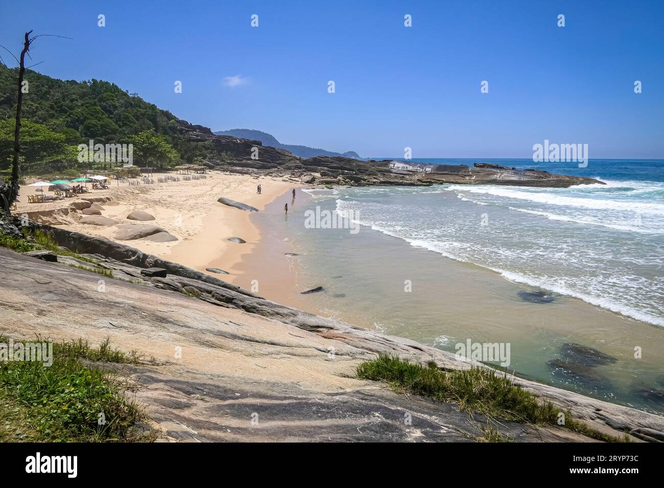 Ammira la costa montuosa con spiaggia e lastre di roccia, Picinguaba, Brasile Foto Stock