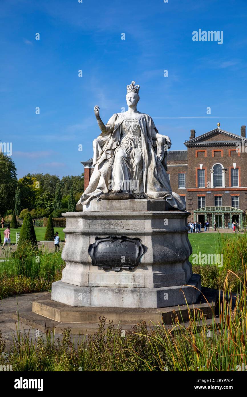 Statua della Regina Vittoria all'esterno di Kensington Palace, scolpita dalla sua quarta figlia, la Principessa Luisa, Londra, Inghilterra, Regno Unito, 2023 Foto Stock