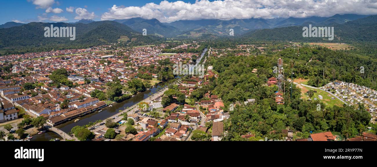 Vista aerea panoramica della città storica di Paraty e del fiume, montagne verdi e nuvole bianche sullo sfondo Foto Stock