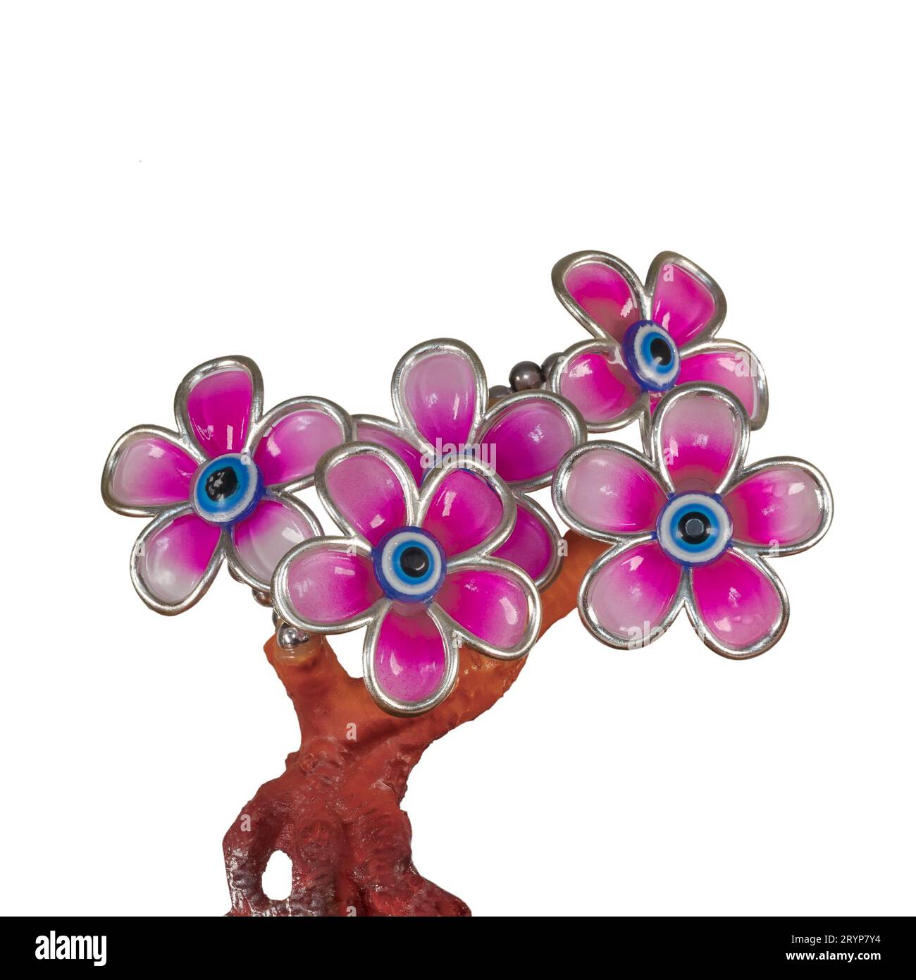 Fiori artificiali decorativi rosa a forma di statuetta. Isolato su sfondo bianco. Foto Stock