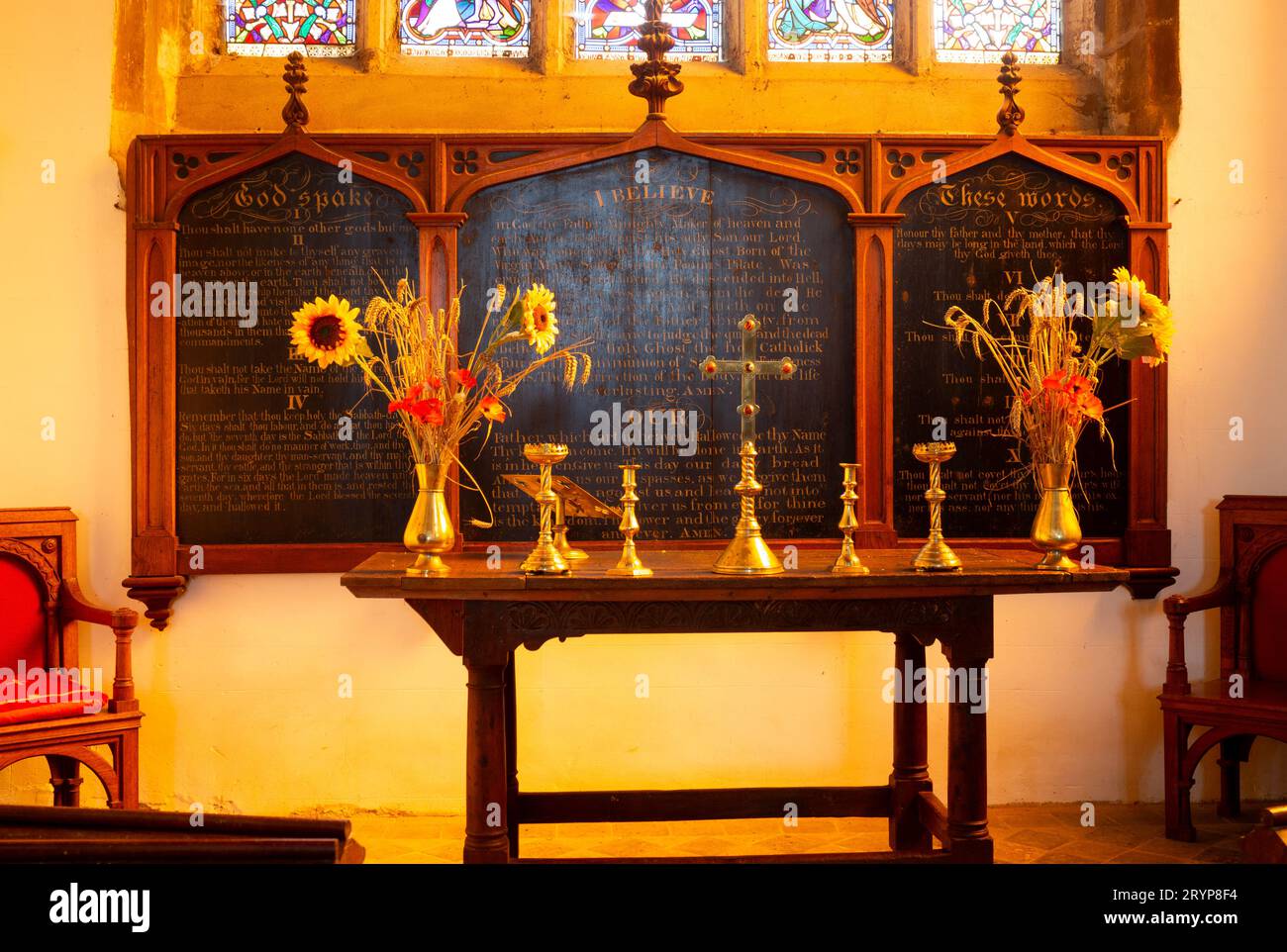 L'altare e i reredos, St. Peter e St. Paul Church, Watford, Northamptonshire, Inghilterra, Regno Unito Foto Stock