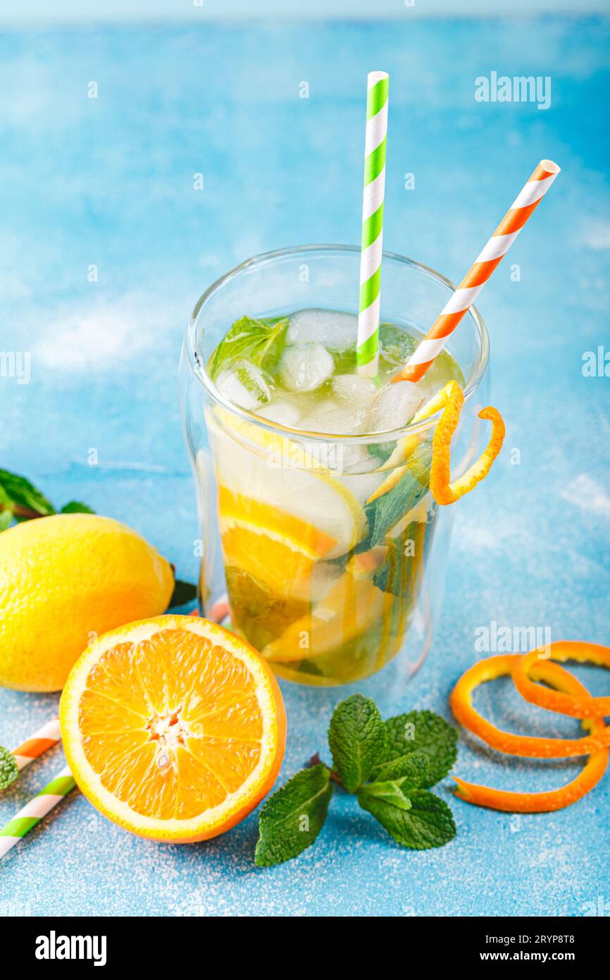 Cocktail rinfrescanti alla menta con limone, arancia, menta e ghiaccio Foto Stock