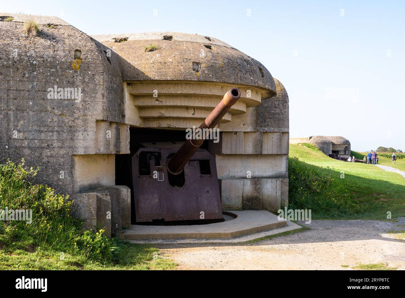 Due bunker con un cannone da 150 mm nella batteria Longues-sur-Mer in Normandia, una batteria di artiglieria costiera tedesca della seconda guerra mondiale che fa parte del muro Atlantico. Foto Stock