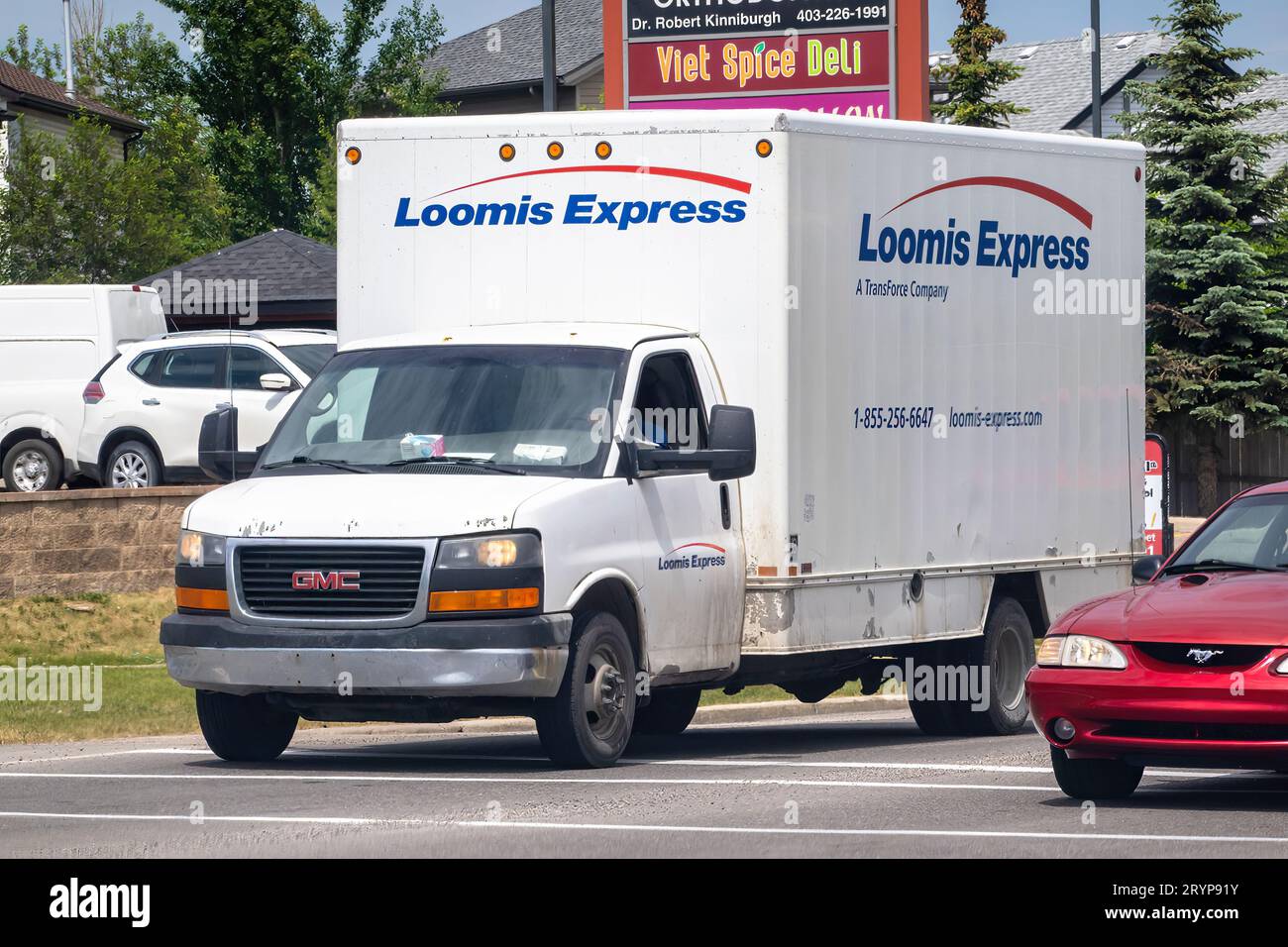 Calgary, Alberta, Canada. 6 giugno 2023. Furgone Loomis Express. Un'azienda di spedizioni canadesi, con servizi nazionali ed esteri Foto Stock