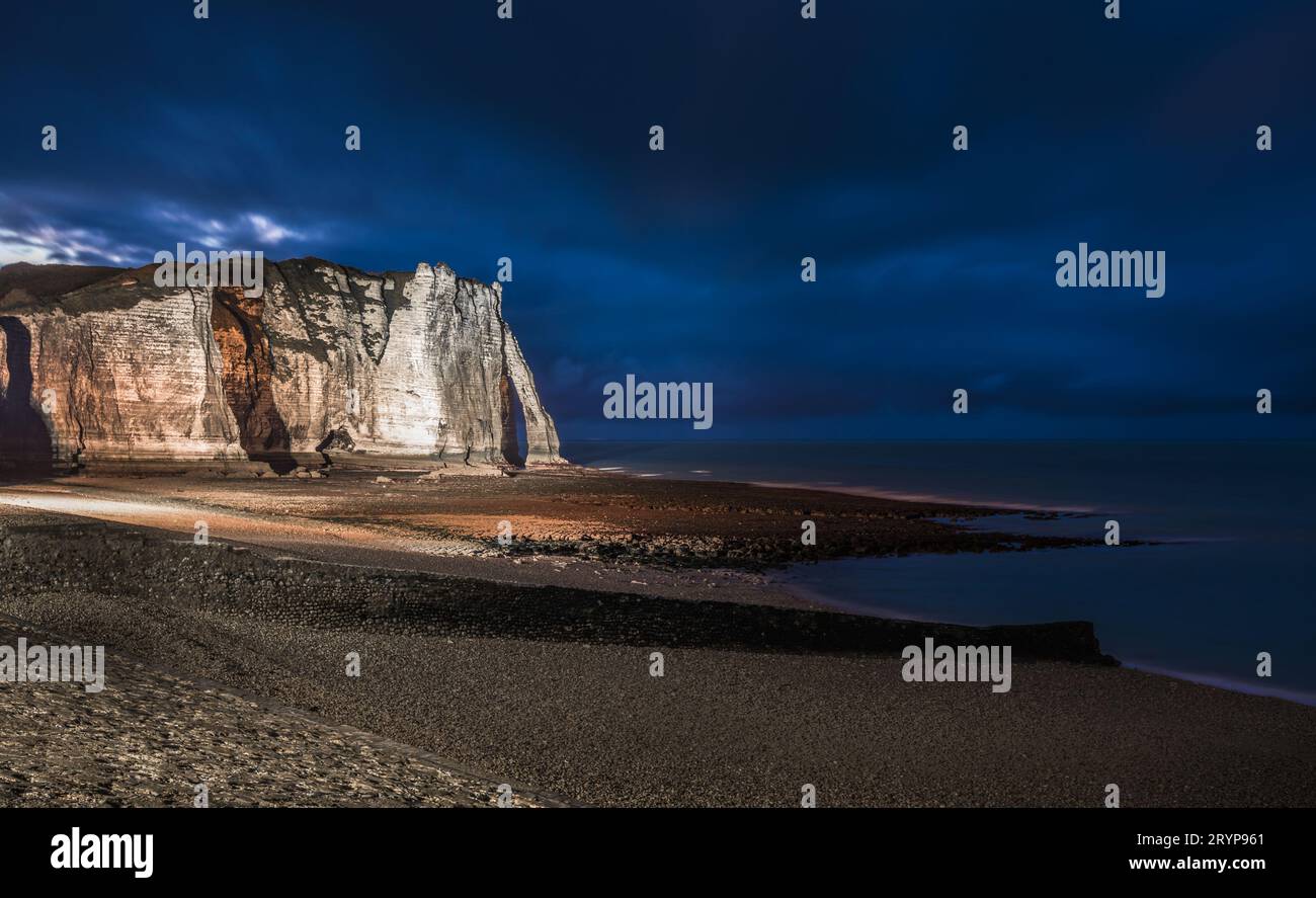 Scogliere bianche di Etretat e la Costa d'Alabastro di notte, Normandia, Francia Foto Stock