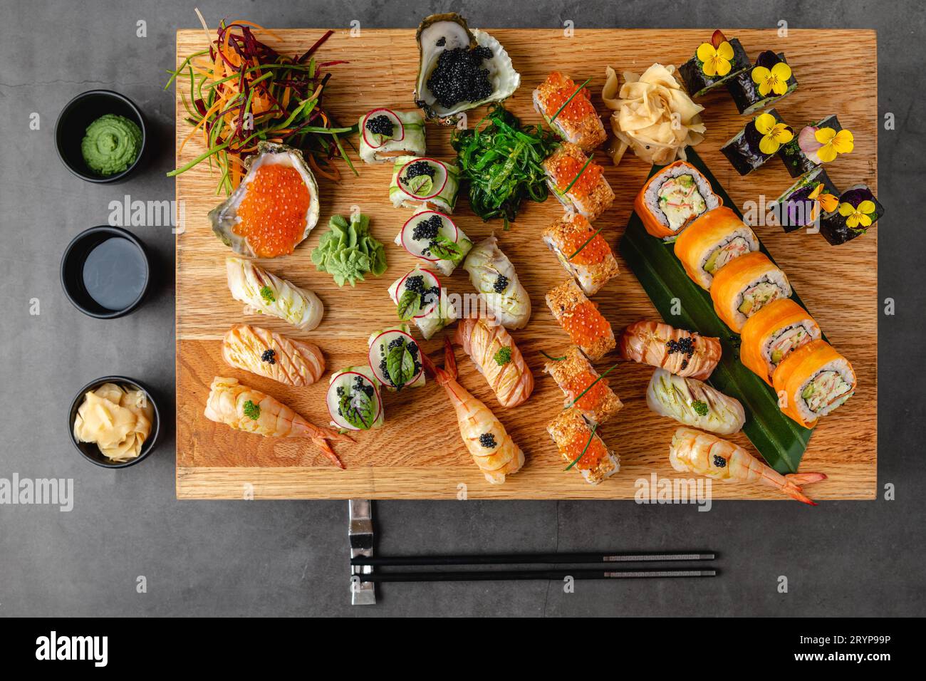 Set sushi di vari prodotti su sfondo di pietra nera Foto Stock