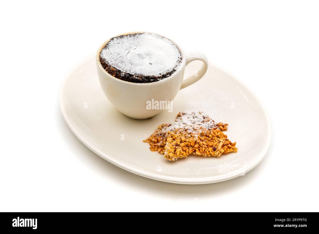 Souffle al cioccolato con cioccolato scorrevole su un piatto di porcellana bianca Foto Stock