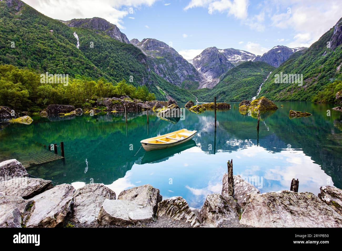La barca è ormeggiata sulla riva Foto Stock