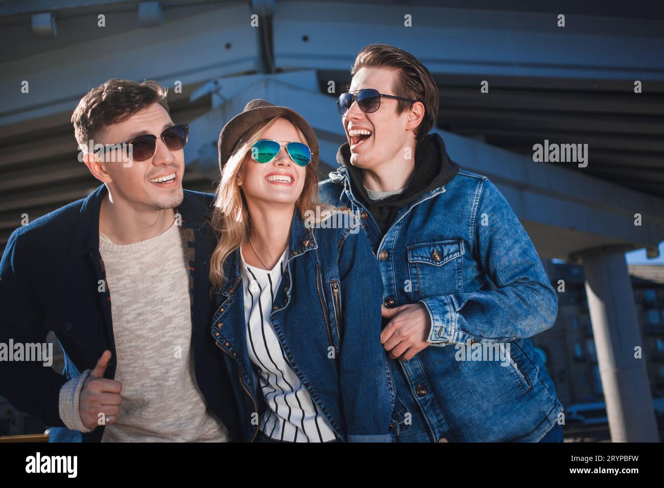 Un gruppo di giovani adulti aventi divertente trascorrere la giornata in giro per la città Foto Stock