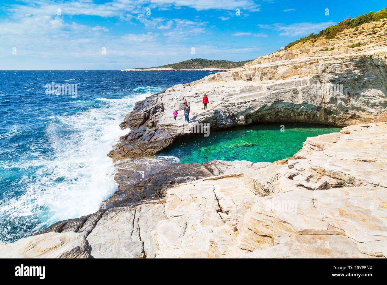Turisti vicino alla piscina di acqua marina naturale di Giola, isola di Thassos, Grecia Foto Stock