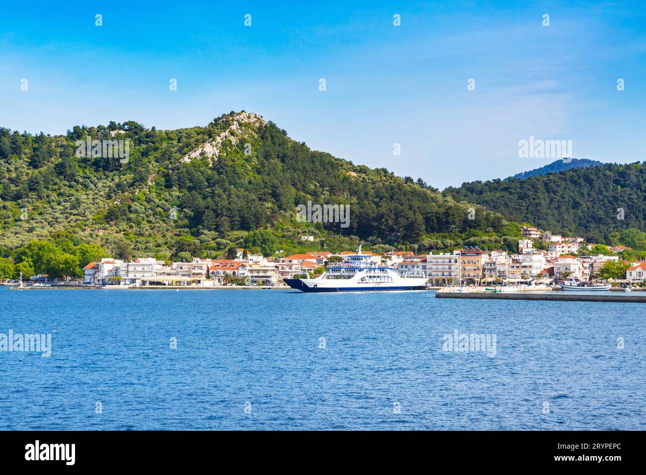 Thassos, Grecia, vista porto con traghetto Foto Stock