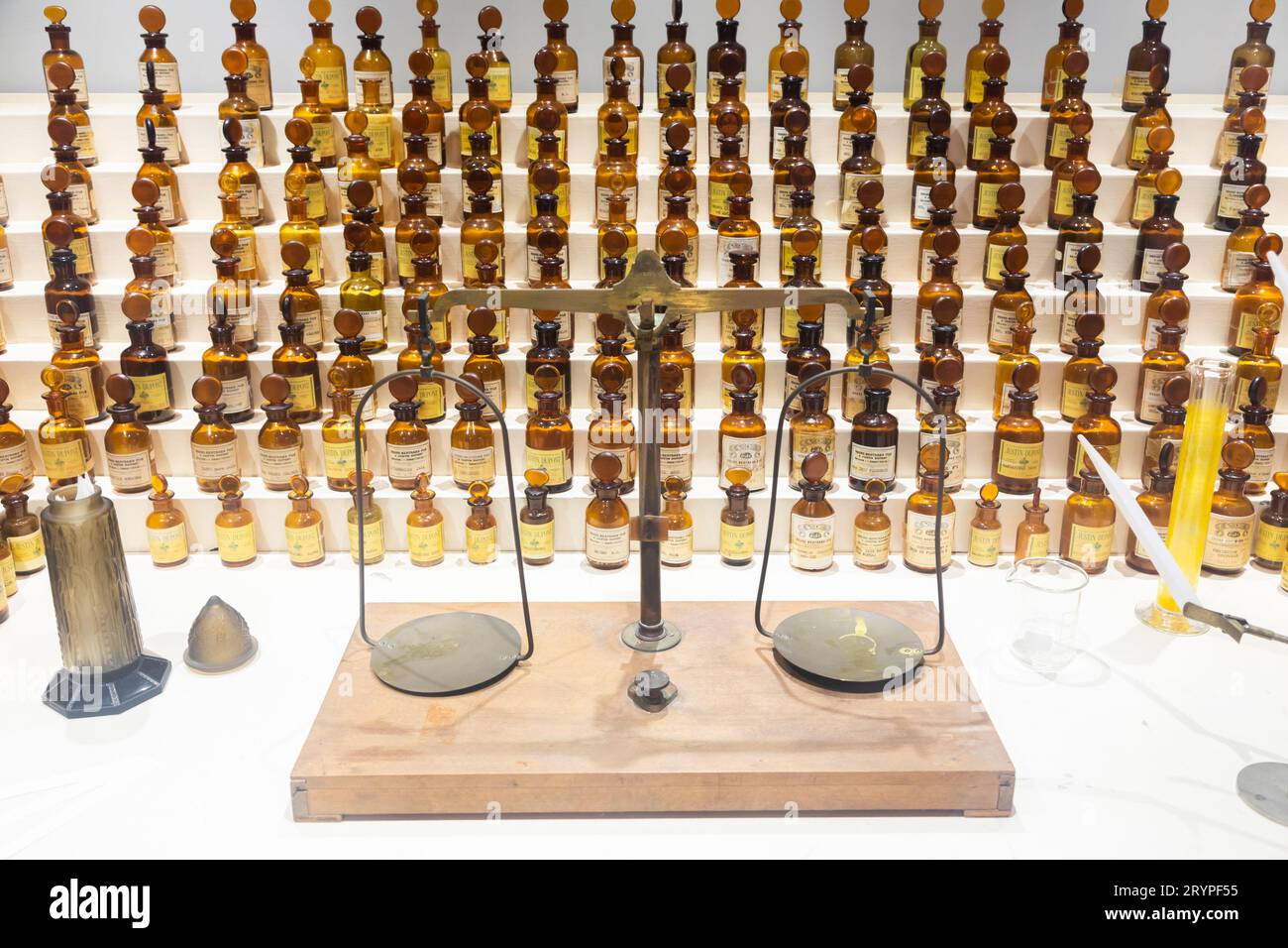 Grasse, Francia: Raccolta di profumi antichi in laboratorio con equilibrio vintage Foto Stock