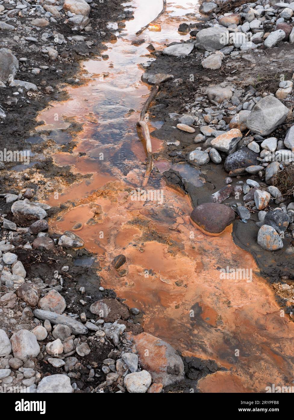 sorgente di acqua minerale arancione di montagna georgia Foto Stock